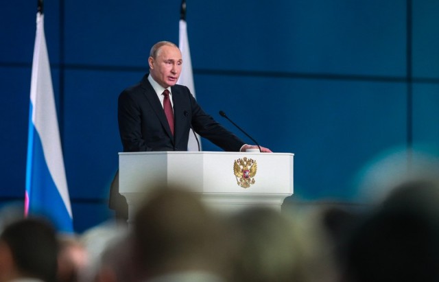 Путин поручил выдавать маткапитал при рождении первенца