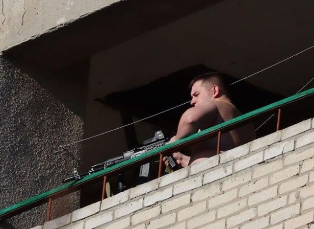 В Таганроге два "снайпера" стреляли по людям и машинам с балкона