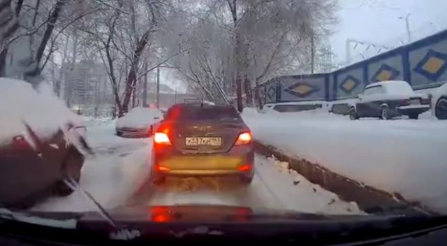 Очередная автоледи, для которой не существует зеркал заднего вида