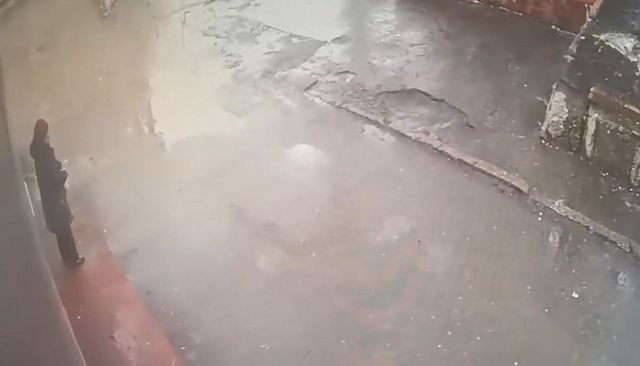 В Саратове водитель сбил пенсионерку, которая вышла из магазина