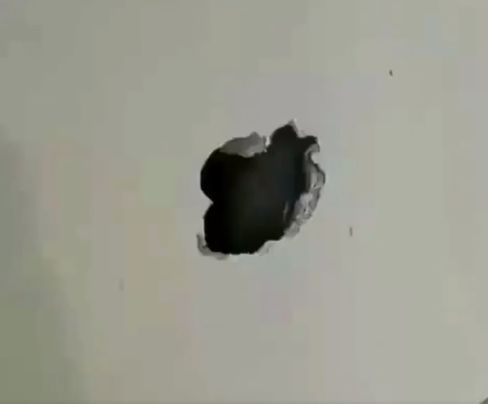 Просто и быстрый способ заделать дыру в гипсокартоне