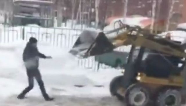 Если бы фильм "Трансформеры" снимали в России: человек против погрузчика
