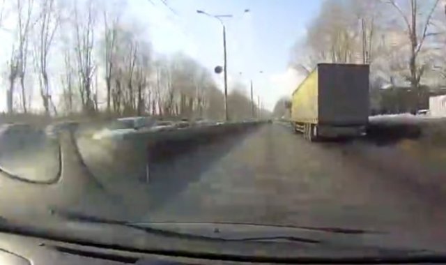 "Блин, машину хотели продать": девушку с сыном подрезали на трассе