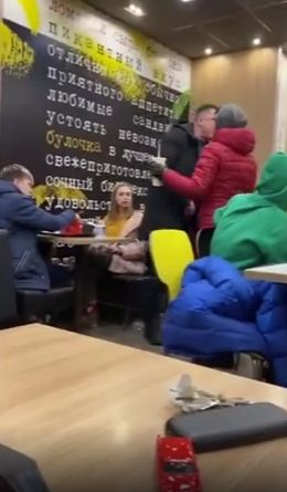 В Мурманском кафе мужчина довольно жёстко решил поучить ругающуюся молодежь