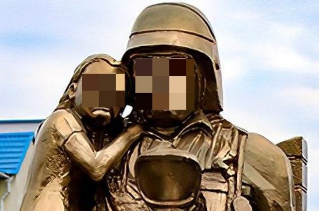 В Белоруссии установили памятник сотрудникам МЧС, пугающий прохожих