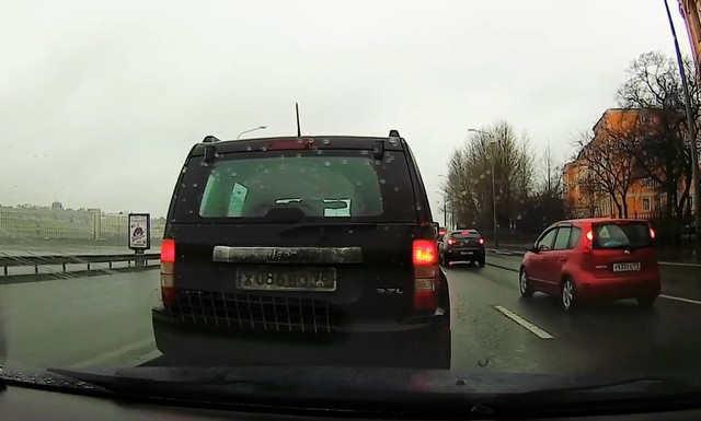 Когда отвлекаешься за рулем, то жди неприятных последствий