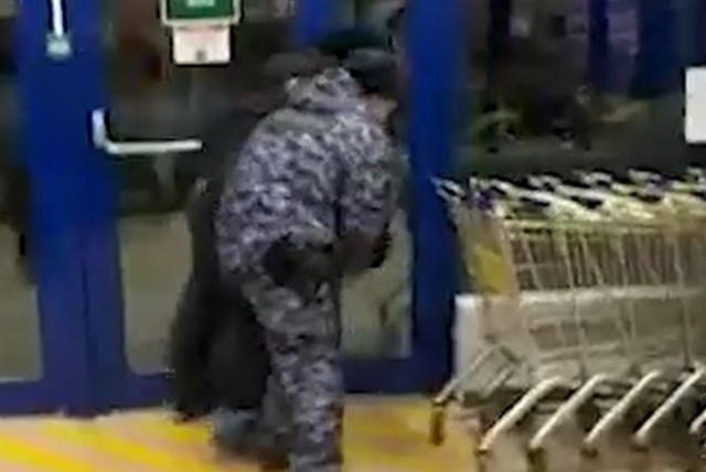 Драка подростка с охранниками и полицией в пермском магазине "Лента"