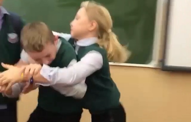 Доминируй, унижай: ученица 5 класса из Новосибирска показательно побила одноклассника