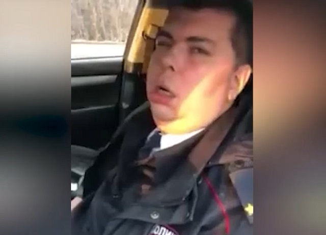 На видео засняли пьяного подполковника полиции из Тольятти Романа Морозова, который устроил ДТП и заснул