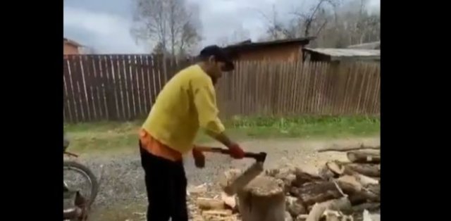 Не стоит отвлекать человека, у которого в руках топор