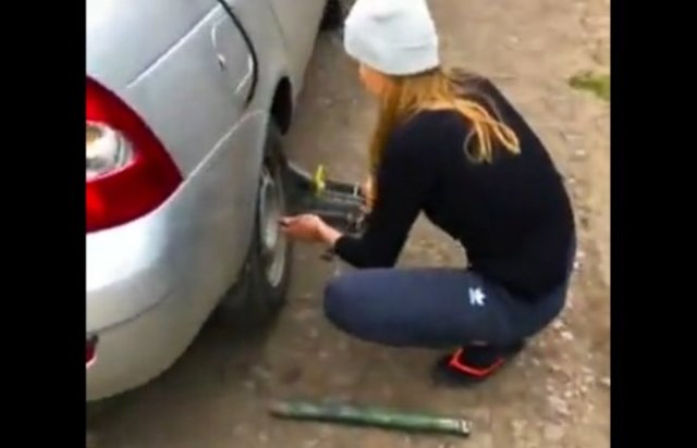 Девушка против автомобильного насоса