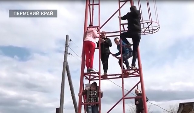 Школьники Пермского края залезают на вышку, чтобы сделать домашнее задание