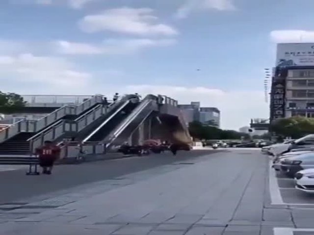 Продавец показывает товар
