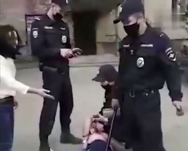 В Екатеринбурге мужик решил вынести мусор, но его положили лицом в асфальт сразу у подъезда