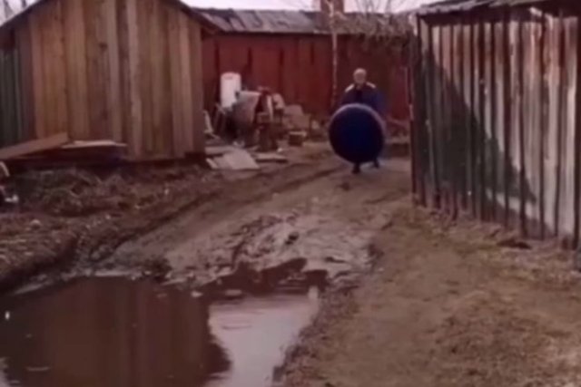 Эпичный прыжок в лужу