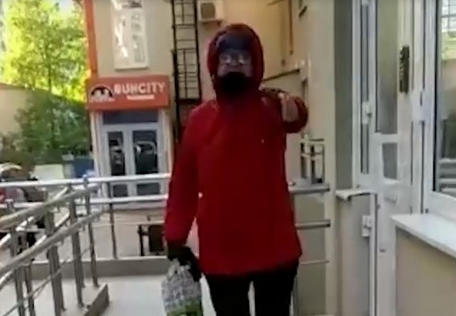 «У нас масочный»: Ты не пройдешь к себе домой без маски!