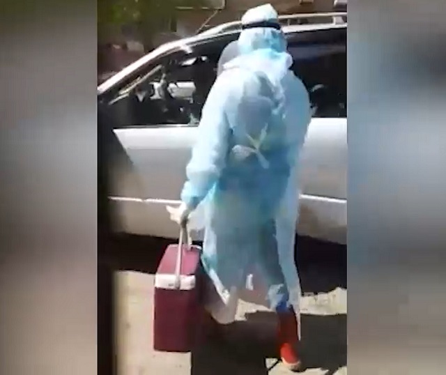 В Чите местный житель встал на защиту подъезда и прогнал санитаров-самозванцев