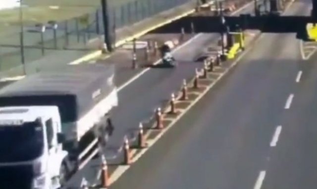 Не получилось сэкономить: парня на скутере снесло шлагбаумом, а после он получил огромный штраф