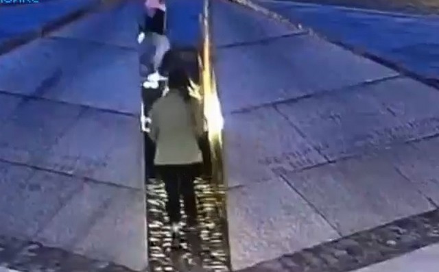 В Кронштадте на Вечном огне пожарили сосиски и маршмеллоу