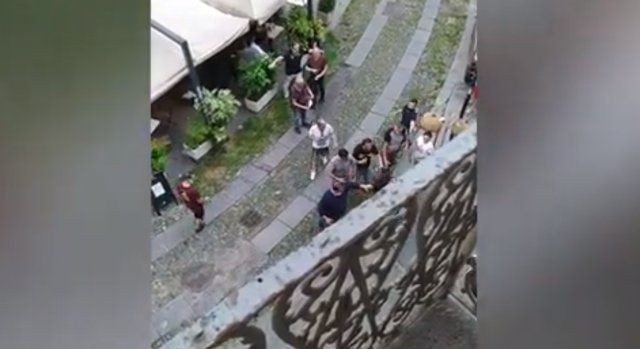 Ей показалось, что он подошел слишком близко