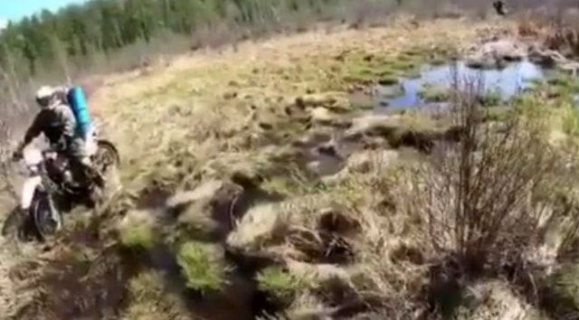 Не зная броду, не суйся в воду: эпичный фейл на мотоцикле