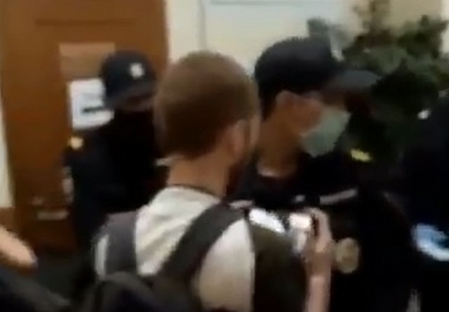 Петербургскому фотокорреспонденту Давиду Френкелю полицейский сломал руку на избирательном участке