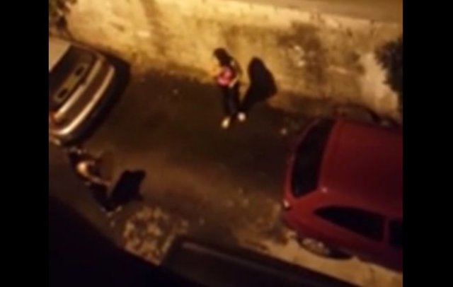 Девушки искали "укромное" место, но получили лишь поток воды сверху