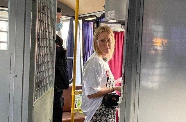 Ксению Собчак отправили в автозак с пикета в поддержку журналиста Ивана Сафронова