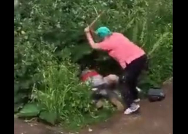 Грозная женщина не дала парочке уединиться в кустах