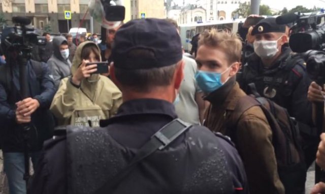 В Москве молодого парня задержали за то, что он слишком пристально смотрел на полицейского
