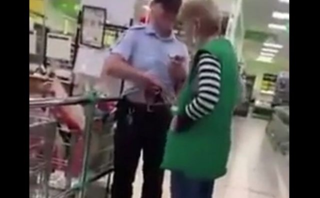 В Балашихе пьяный полицейский пытался украсть из магазина две бутылки спиртного