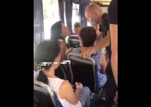 Наши люди в маршрутке за два места не платят!