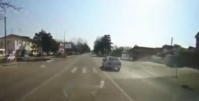 "Поворот горит!": Водитель "Лады" забыл правила дорожного движения