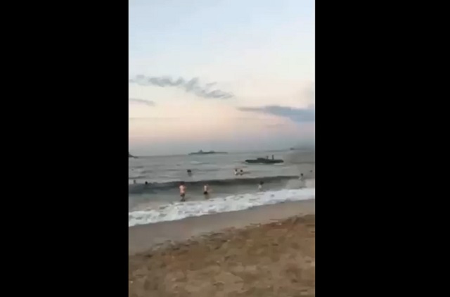 Обычный отдых на пляже в Каспийске