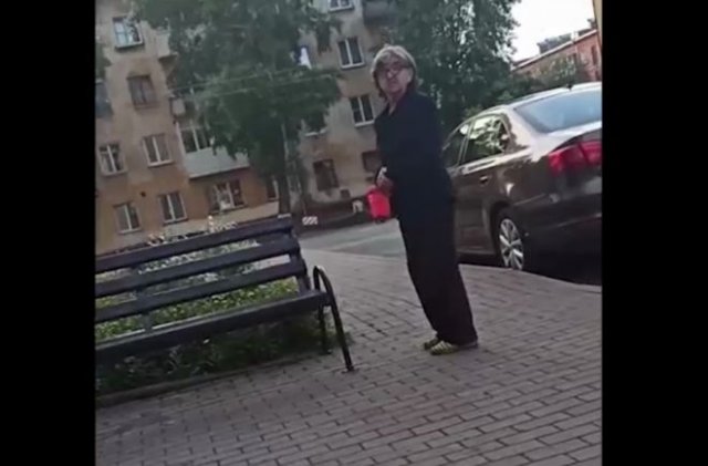 Бабушка воюет за скамейку