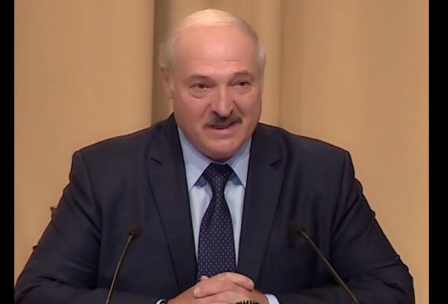 Александр Лукашенко заявил, что переболел коронавирусом "на ногах"
