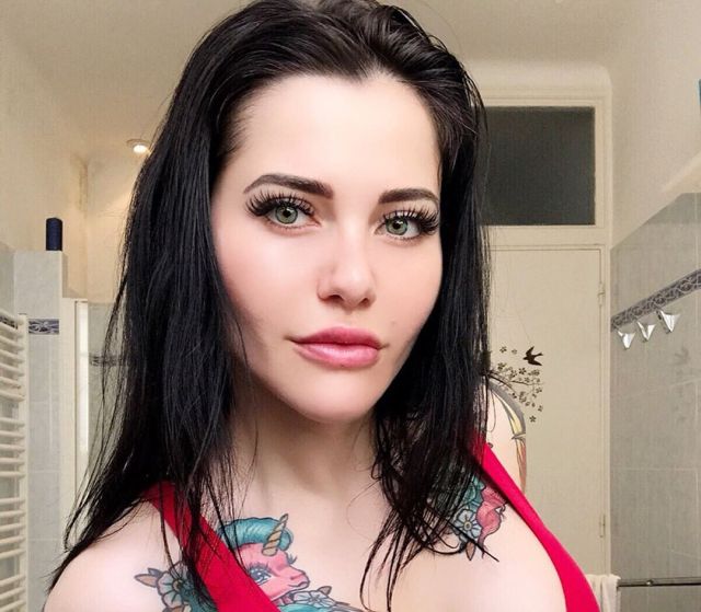 Аврора Париенте устала, что ее сравнивают с Меган Фокс и она решила покрыть тело татуировками