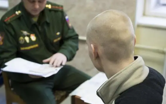17-летняя девушка из Курска привела в военкомат 30 призывников
