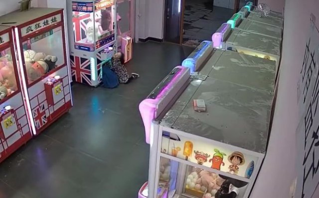 Маленькие воры пытались бесплатно разжиться игрушками - но пришлось вызвать спасателей