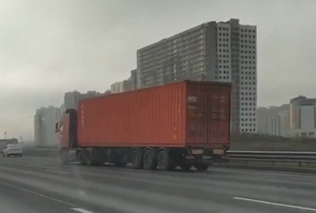 Водитель фуры спровоцировал ДТП на КАД в Санкт-Петербурге - оказалось, что он умер за рулем