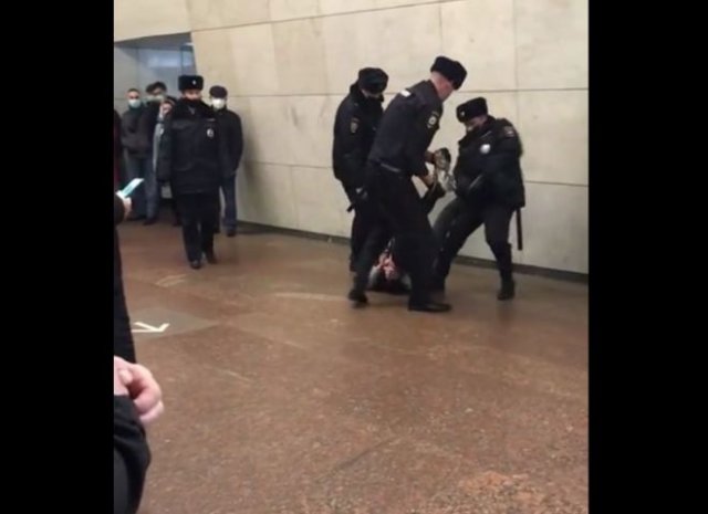 Задержание парня без маски