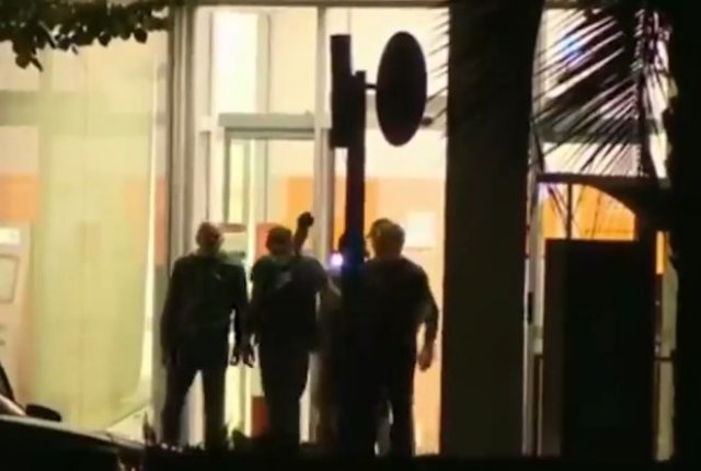 В Интернет выложили момент освобождения заложников в Зугдиди и вывода вооруженного гранатой мужчины