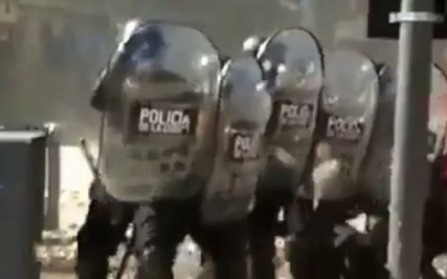 Протесты в Аргентине - в полицейских камни летят градом