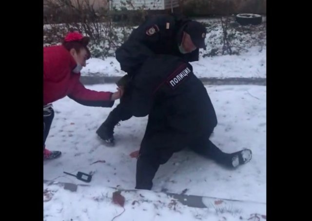 Жесткое задержание парня без маски и громко кричащая дамочка