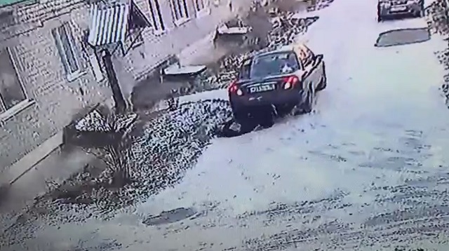 В Свердловской области водитель не заметил пенсионерку и чуть ее не задавил