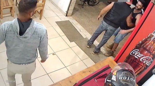 Один против двоих: парень технично справился сразу с двумя противниками