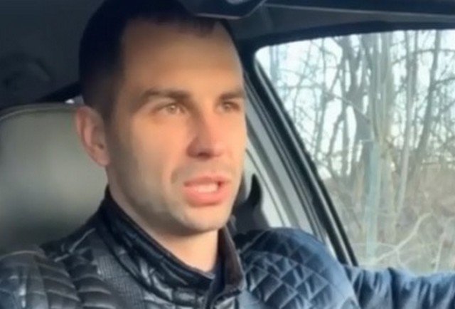 Мужчина привез жену на маникюр