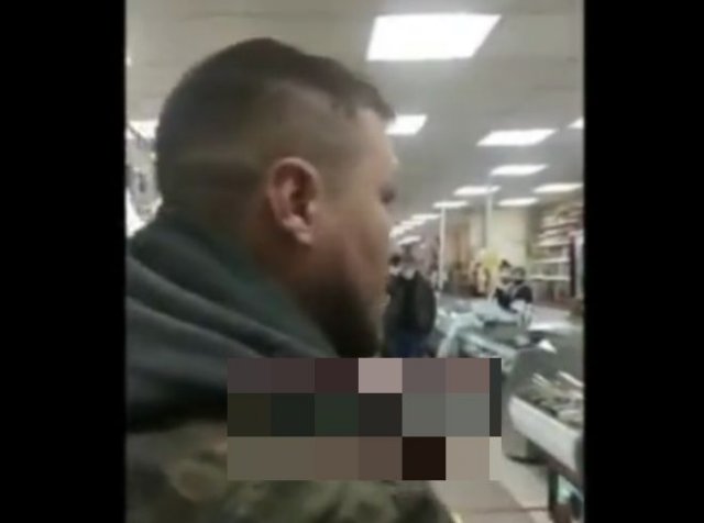 Очередной противник масок чуть не вызвал на "дуэль" сотрудницу магазина