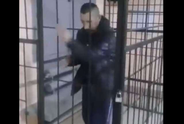 Решил заняться единоборствами в камере