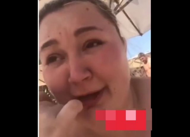 Женщина забавно жалуется на то, что её из-за веса не пускают на аттракционы в аквапарке